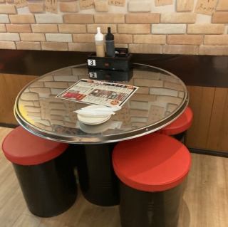 1～2名様でご利用可能なカウンター席を2卓ご用意しております。お一人様でしっぽりと楽しんだり、サク飲み・サク飯にもぴったりなお席です♪