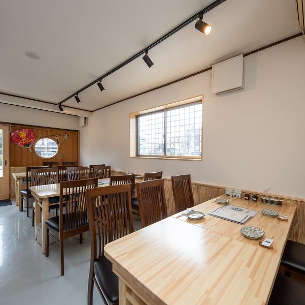 ≪Relax at a table♪≫ We have 3 tables that seat 6 people and 1 table that seats 2 people♪ Enjoy meals with family and friends, drinks after work, etc. Please use it in a wide range of scenes♪