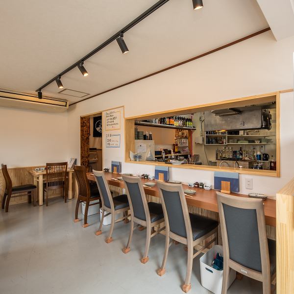 [Counter seats are also available♪] How about eating fresh sashimi or izakaya menu at the counter seat where you can enjoy the feeling of a live performance♪ Enjoy your meal in a clean and lively interior♪