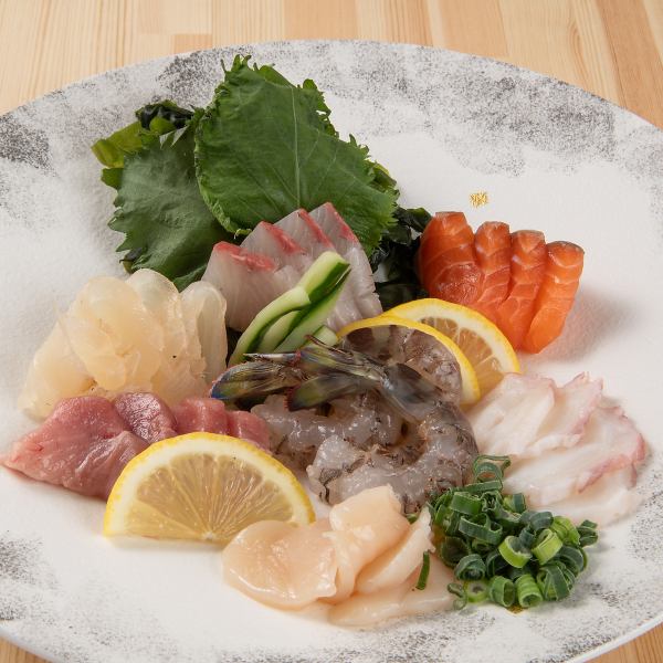 [Very popular! Enjoy live tiger prawns and seasonal fish♪] Assortment of 7 types of sashimi 1,100 yen