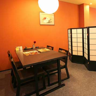 【充分なスペースが嬉しい2階席】仕切りで区切られたテーブル席は充分なスペースがございます。お食事をお待ちいただく間もリラックスしてお過ごしくださいませ。ご来店お待ちしております★