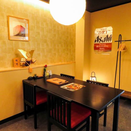 <p>暖かいお色味で照らされた店内は落ち着いた雰囲気でお過ごしいただけます。リラックスしていただけるよう、広くスペースを使用しております。ごゆっくりとお食事をお楽しみくださいませ♪</p>