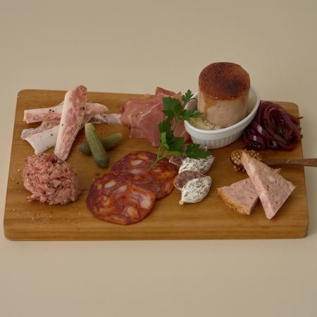 お肉屋さんのシャルキュトリー盛り合わせ