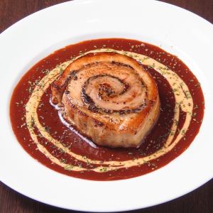 三元豚のポルケッタ～赤デミとチェダーチーズソース～
