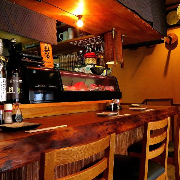 木の質感が心地よい和の空間に、カウンターとテーブル席を備えた落ち着いた店内。 静かに過ごせる上質な空間で、ゆったりと食事を楽しみたい方にぴったりの雰囲気です。