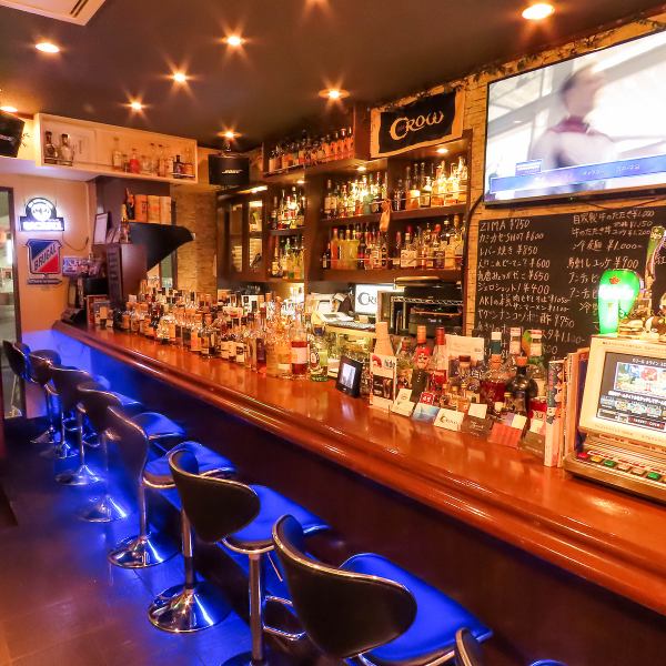 【落ち着きのあるカウンター席】落ち着いた内装とカウンター席のしつらえで、一人飲みや少人数でも心地よく過ごせます。しっぽりとお酒を楽しみたい夜や、静かに語りたいときにぴったり。ゆったりした時間が流れる空間です。