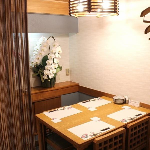 【全体的に統一感があり◎どこにいてもリラックスできる空間】≪4名様掛け×2テーブル≫ゆっくりと食事を楽しむことができるこの空間は、まるで時間が止まったかのような心安らぐひとときを提供してくれるでしょう。テーブル同士を繋げて8名様までご案内も可能です。