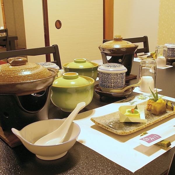 【木の温もりを感じるインテリアが心地いい】≪個室6名様掛け×1テーブル≫全体的に統一感があり、どこにいてもリラックスできる環境が整っています。駅からのアクセスも良好で、お買い物や、仕事帰りなどに気軽に立ち寄れるお店です。個室の為プライベート利用も◎