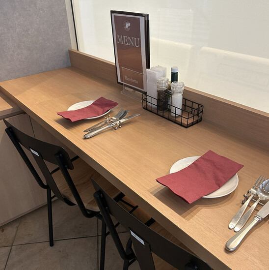 【カウンター席】カウンター席もご用意。おひとり様のご来店も大歓迎。アラカルトは350円(税込)～、少人数でも使い勝手の良いお料理とお席をご用意しております。