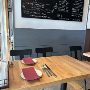 オシャレなテーブル席。ご友人とのお食事にも。