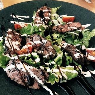 軽いおつまみから食べ応えのあるメイン料理まで。