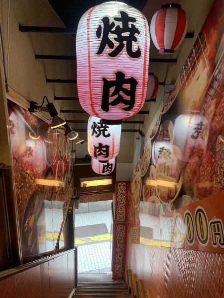 センスの光る装飾や、壁には秘密のポスターなんかもあったり♪色々店内を探してみて下さいね！