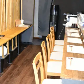 We have 5 seats available at the counter.