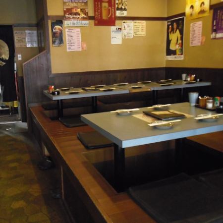 ゆったりくつろぎながらお食事を♪4人掛け×4卓のご用意です。