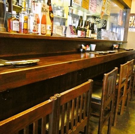1人でも気軽に利用できるカウンター席。ちょっと飲みたいなという気分の時にも入りやすいです。全8席です。