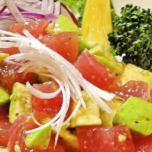 アボカドとまぐろのオリーブオイル和え