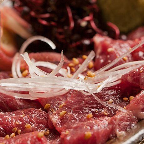 定番人気メニュー！≪馬刺し≫日本酒との相性も抜群。