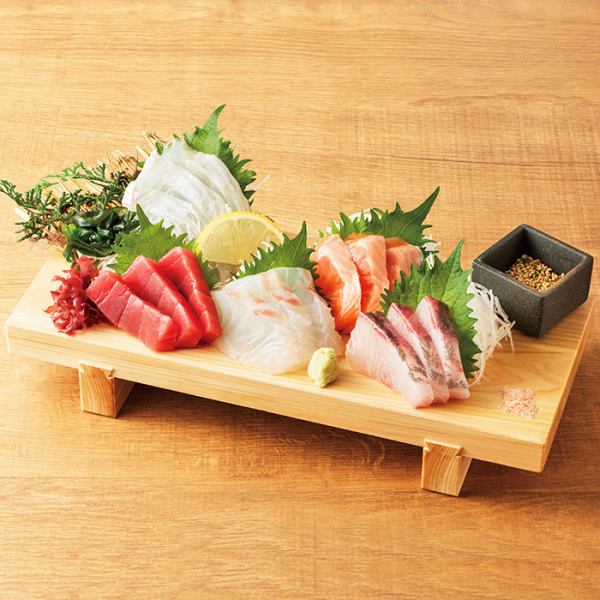 Assortment of 5 pieces of sashimi with bluefin tuna