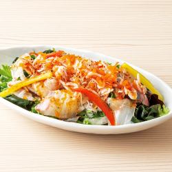 海鮮沙拉，內含新鮮魚、櫻花蝦和銀魚