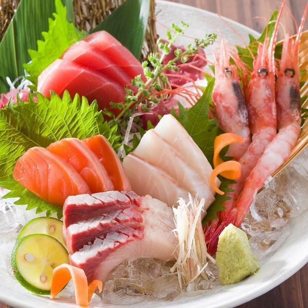 【特選お造り五品盛り】日本酒や焼酎などにぴったりの逸品！旬の鮮魚を盛り合わせました！