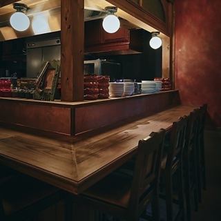 カウンター席をメインにご用意しております。