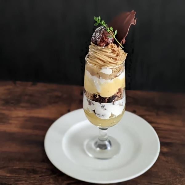 【旬の食材を使用した特製のスイーツ】カフェタイムも充実★『旬』のパフェやケーキ、ガトーショコラなど定番人気のスイーツをご用意。詳細は随時更新されるコースメニューをチェック♪