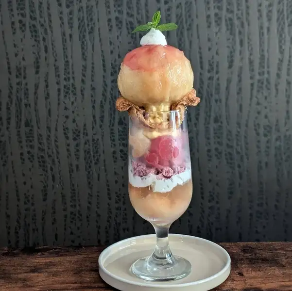 【旬の食材を使用した特製のスイーツ】カフェタイムも充実★『旬』のパフェやケーキ、ガトーショコラなど定番人気のスイーツをご用意。