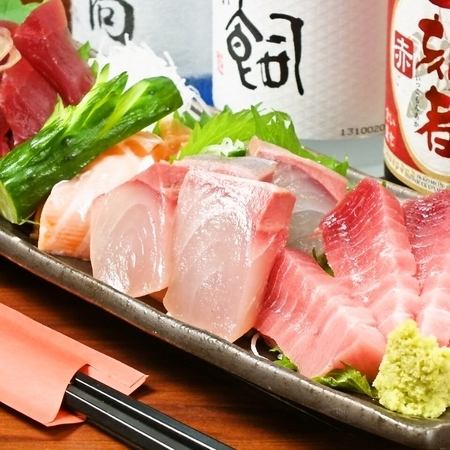 Four kinds of raw fish sashimi