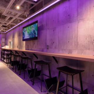 We have prepared counter seats so that singles and couples can feel free to visit us♪Perfect for a quick drink near the station◎K-POP and Korean dramas are always playing on the TV screen inside the store! You can spend a relaxing time while drinking.