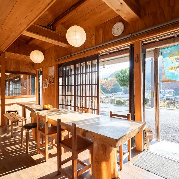 大型宴会に最適な2F座敷は、山や自然の綺麗な景色をお楽しみいただけます♪4名×5卓の座敷があり、卓をつなげて広々とした空間に変更できます。10名様から最大20名様まで貸切でご利用いただけますので、詳細はお電話にてお問い合わせください◎宴会や打ち上げ、記念パーティーなど様々なイベントでご利用いただけます。