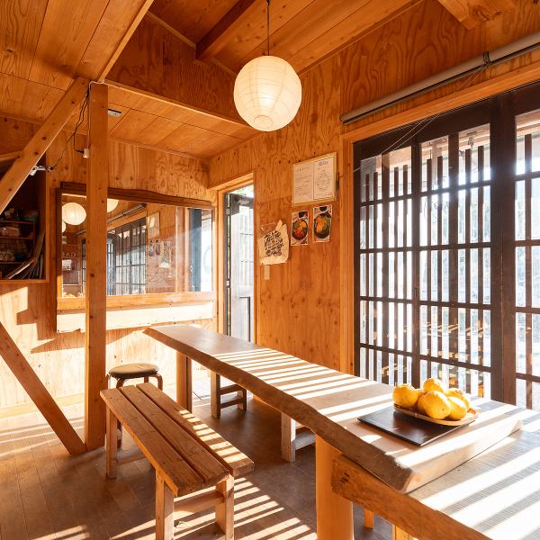 少人数で使いやすいテーブル席は1～2名用が5卓あり、落ち着いた空間となっています☆3～5名用テーブル1卓と4～8名用テーブル1卓もあり、友人同士やご家族での食事にもぴったりです。カウンター席もあり、気軽に過ごせる雰囲気◎お席の結合もできますので、多彩なシーンにご利用いただけます！お気軽にお声がけください♪