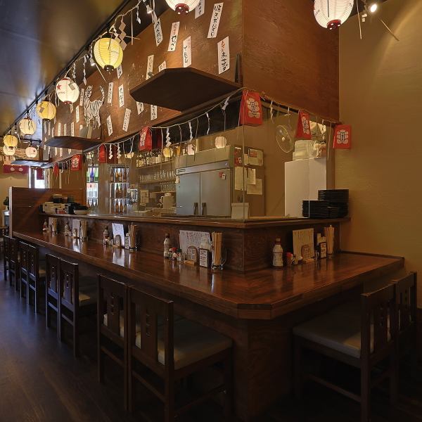 カウンター席は、目の前で調理の様子を楽しめる“特等席”。焼き台で香ばしく焼かれていくやきとんや、料理人の手さばきを間近で感じられる臨場感たっぷりの空間です。一人飲みはもちろん、カップルや気の合う仲間同士にもおすすめ。ほどよい距離感とライブ感のあるカウンターで、ゆったりと美味しい時間をお過ごし下さい。
