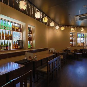 仲間との飲み会やご家族とのお食事にぴったりな、4名様用のテーブル席をご用意しています。ちょうど良い距離感で会話もしやすく、自然と笑顔が広がる空間です。ちょっとした集まりから、特別な日のお食事まで。どんなシーンにもフィットする使いやすいお席です！