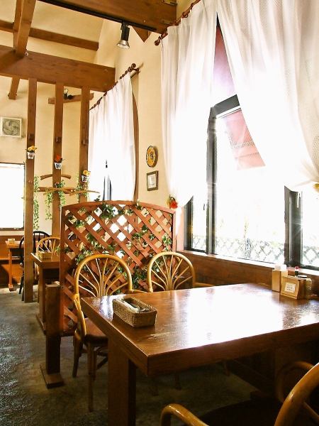 The interior of the store has a high ceiling.It is an open kitchen with a sense of freedom.During lunchtime, the light coming in from the skylight will put you in a good mood. The seats are semi-private and separated by partitions, making them perfect for dates or small parties.The number of participants can be increased at will.We can provide seating for a maximum of 16 people in a row.