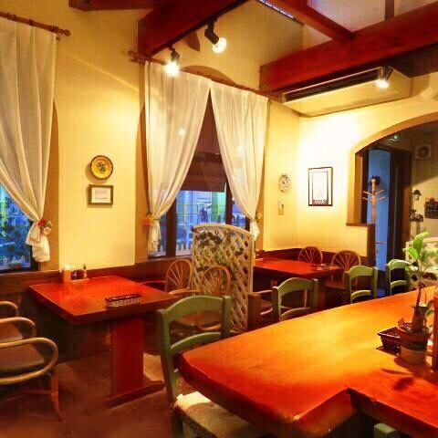 By moving the tables, a variety of layouts can be created to accommodate small or large parties.We can accommodate up to 16 people in one row or up to 12 people at one table.We are also popular for private use, where dishes can be lined up on the counter for stand-up parties and the like.Please let me consult with you ♪