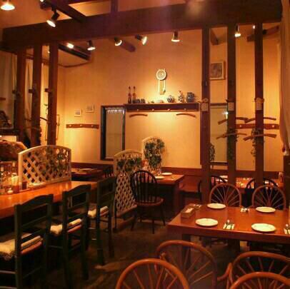 テーブルの移動により多彩なレイアウトで少数の宴会から多数の宴会まで対応が可能です。16名様まで1列や12名様まで1テーブルでご案内が出来ます。カウンターに料理を並べて立食パーティーなどの貸切も好評頂いております。ぜひご相談させて下さい♪