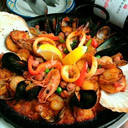 Freshly cooked seafood paella course with 8 dishes, 1,850 yen (tax included)