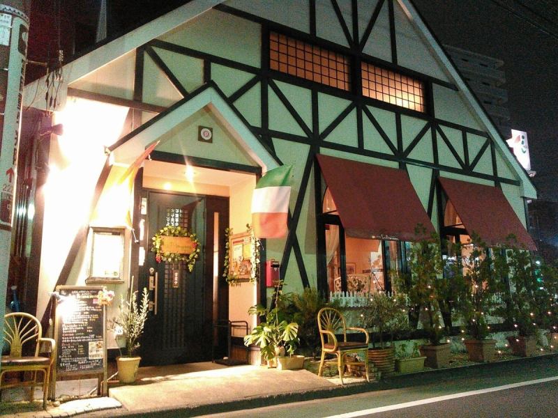 ☆駅近く裏路地　線路沿いにある一軒家のレストラン。厚木で24年目となりました。吹き抜けの店内は開放的で気分が良い♪友達との飲み会やデート、ファミリーの食事など色々なシーンに合わせたお料理コースや飲み放題付コース　各種ご用意しております。