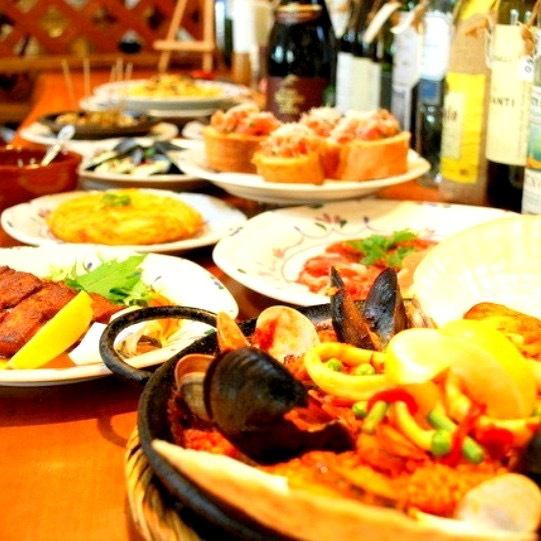 ★タパス多数♪人気のアヒージョは海老やホタテ、タコもあります！パンを浸してソースまで美味しい！