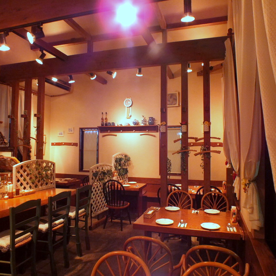 ほど良い照明のレストランでゆっくりと美味しい料理とお酒を堪能