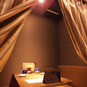 【雰囲気重視のカップルシート】当店のカップルシートは、特別な時間を過ごしたいカップルにぴったりの場所◎ロマンチックな雰囲気と美味しい料理が絶妙に調和し、二人きりの至福の時間を演出いたします。忙しい日常を忘れて、大切な人との特別なひとときをお楽しみください♪