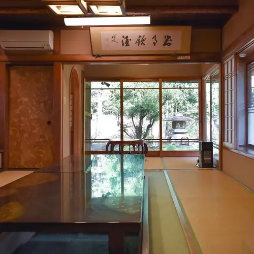 <p>【漆の唐紙や書院造りを楽しめます】各部屋には文化勲章、上村松園の日本画などが飾られており、日本建築と共にお楽しみいただけます。それぞれ雰囲気の異なる和室のお部屋をご用意しており、掘りごたつの個室もございますので、大切なお子様のハレの日、ご会食やお顔合わせなど、様々なシチュエーションにご対応可能です。</p>