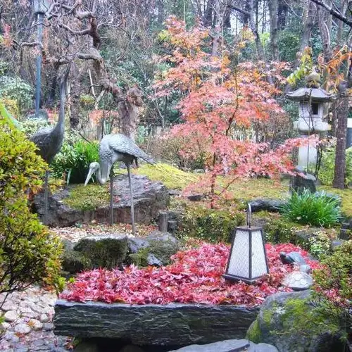 <p>【春夏秋冬それぞれの楽しみ方を】桜茶屋の自慢の一つ。お庭は季節によって風景がガラッと変わり、いつお越しいただいてもお楽しみいただけます。板前が心を込めたお料理で和やかな集いのひとときを演出いたします。家族みんなで過ごす特別なひとときを、美しい庭園を眺めながら美味しいお料理をお召し上がりくださいませ。</p>