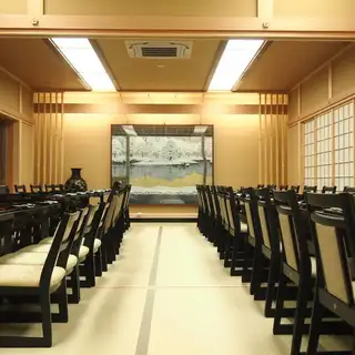 【大広間】<定員:48名様><特徴:皐月の間とつつじの間を合わせると、最大48名様の大広間になります。結婚披露宴に最適です。>各部屋共に個室として利用の場合は奉仕料10%いただいております。記憶に残る大切なシーンを、大人数のお客様で濃密に過ごせる、優雅なお部屋となっております。なんでもお気軽にご相談下さい