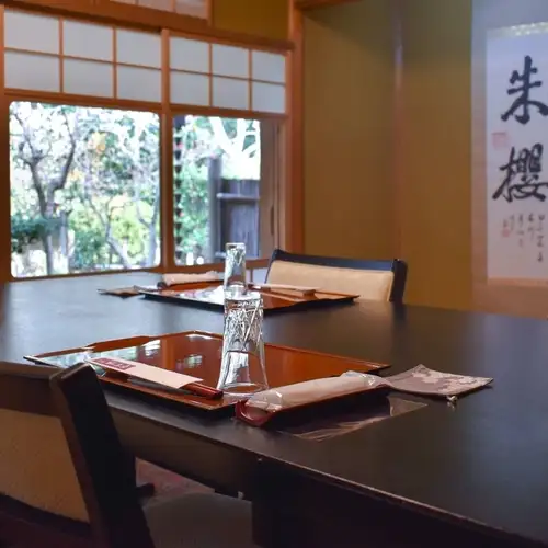 【三宜庵(さんぎあん)】<定員:4名様><特徴:お茶会などにもご利用いただけます。>豊かな自然に囲まれた空間で、ゆっくりとお食事をお楽しみいただけます。少人数でご利用いただけますので、お茶会や、ご友人同士でのお集まりにもおすすめのお部屋となっております。リラックスしたひとときを、お過ごしくださいませ。