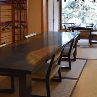 【桜の間】<定員:8名様><特徴:中村叙容の欄間や書画がございます。>各部屋には文化勲章の上村松園の日本画などが飾られており日本建築と共にお楽しみいただけます。家族みんなで過ごす特別なひとときを、絶品料理と共にゆっくりお楽しみいただけます。落ち着く日本情緒を漂わせた上品な空間でお過ごしくださいませ。