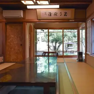 【金縷梅(まんさく)】<定員:8名様><特徴:築80年。漆の唐紙や書院造りを楽しめます。>様々なお祝い事に最適なお部屋を多数ご用意しています。初宮参りや七五三、お子様の節目のお祝いをはじめ、長寿のお祝にもぜひ。特別なシーンを晴れやかに彩れるよう、心を込めておもてなしいたします。ご来店お待ちしております