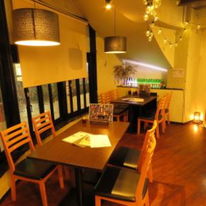 这是靠窗的桌椅。最多可容纳 6 人！