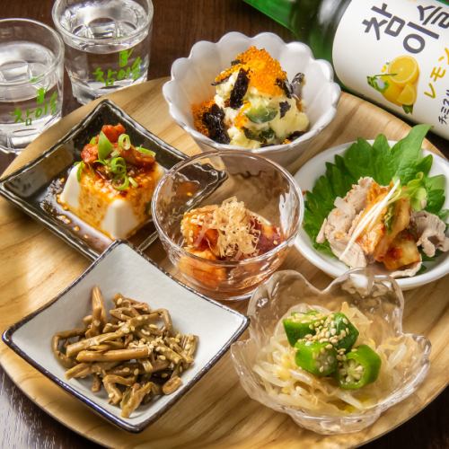 アテによし、前菜によし!季節の旬のパンチャン(おかず)盛り合わせ1100円(税込)