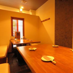 座位类型是一个完全带桌子座位的私人房间，可用于各种场合，例如仅限女孩的聚会和校友会！